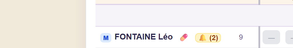 Ligne d'un élève dans le cahier d'appel avec un traitement actif (pilule) et des notes (cloche) visibles